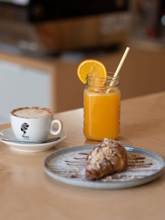 Valencia: La Guida completa per visitarla 3 colazione a Mora caffé: espresso, cornetto e spremuta d'arancia valenciana