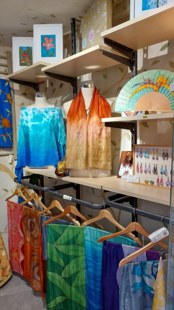 Seta a Valencia: L'Arte di Ensedarte 1 negozio e laboratorio di foulard di seta dipinti a mano a Valencia