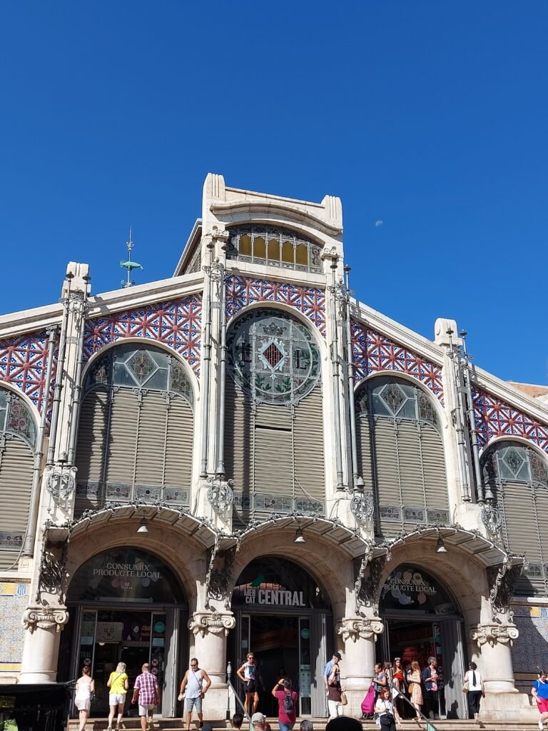 Tours a Valencia - il mercato centrale sotto il cielo azzurro di Valencia